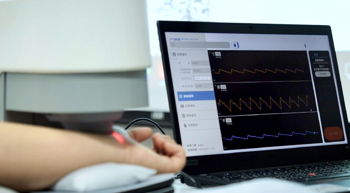 申博太陽城耘康以高解析與擬真的顯示技術(shù)，將其應(yīng)用于中醫(yī)檢測，提供&ldquo;中醫(yī)數(shù)位化檢測方案&rdquo;，使傳統(tǒng)中醫(yī)檢測結(jié)果數(shù)據(jù)化與可視化