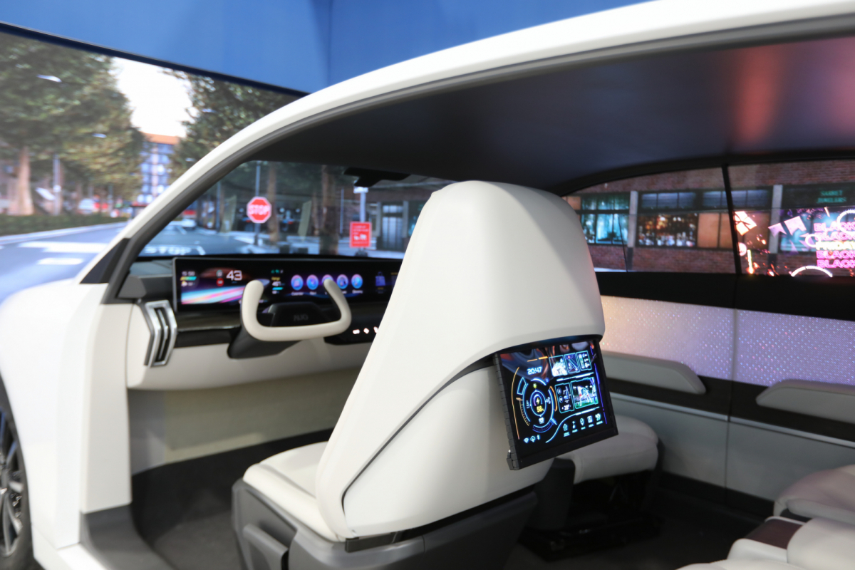 申博太陽城的「可卷式后座娛樂顯示器」加強后座乘客的感官體驗，并保有個性化設計，可依使用偏好進行動態(tài)調整。