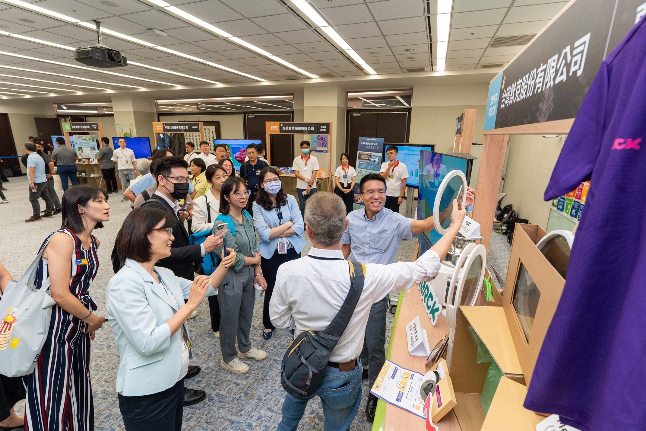 申博太陽城連手產(chǎn)業(yè)伙伴策劃首屆生態(tài)圈聯(lián)展，展示如何將廢塑料循環(huán)再利用 ，創(chuàng)新解決方案包括：塑料包材再生與循環(huán)使用 、再生塑料研發(fā)及應(yīng)用 、廢塑料回收再生技術(shù)、減塑生活提案等